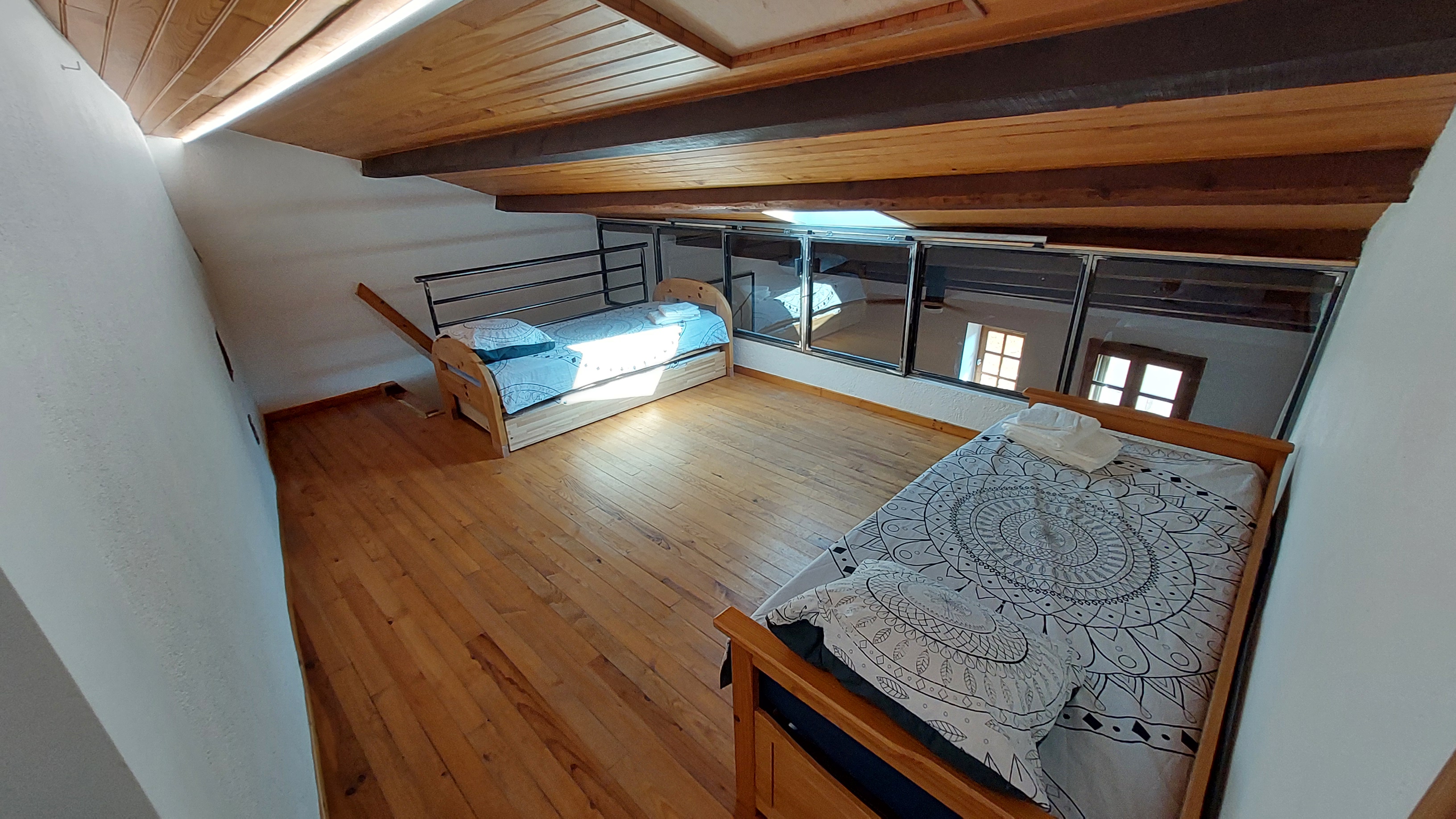Photo de la chambre avec 2 lits simples en mezzanine