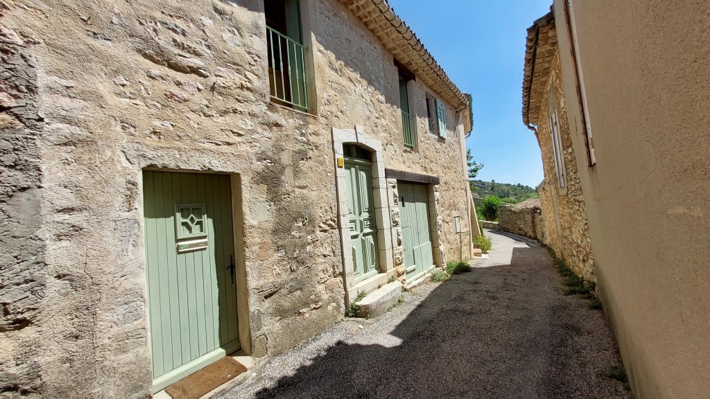 Vue de la façade ensolleillée depuis l'impasse, petite ruelle