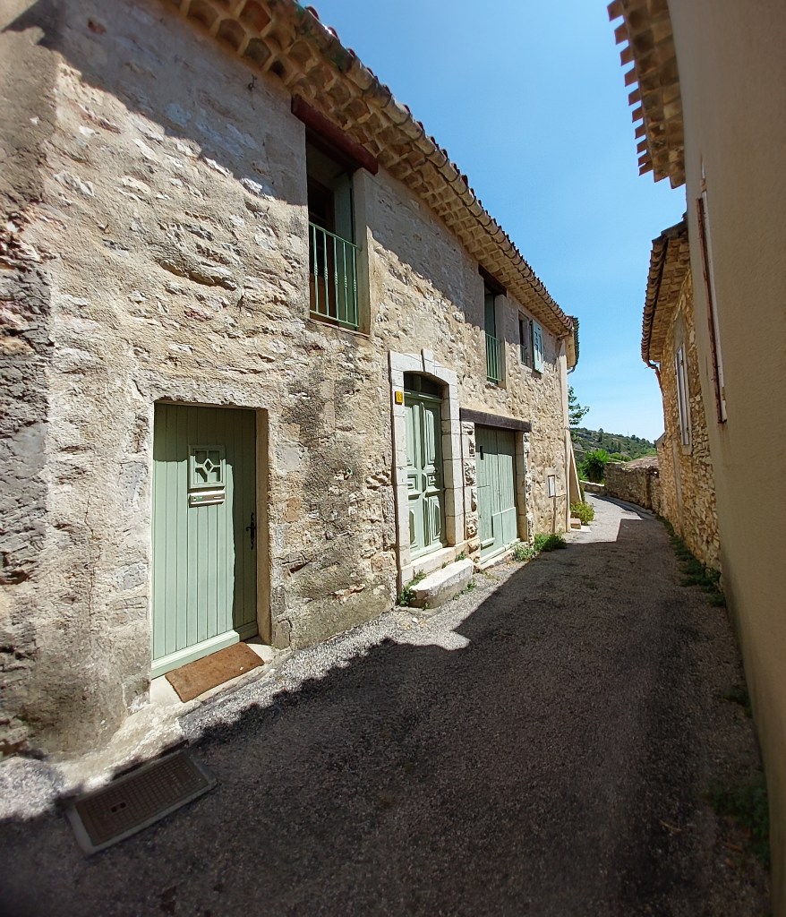 Vue du gîte depuis l'impasse, petite ruelle