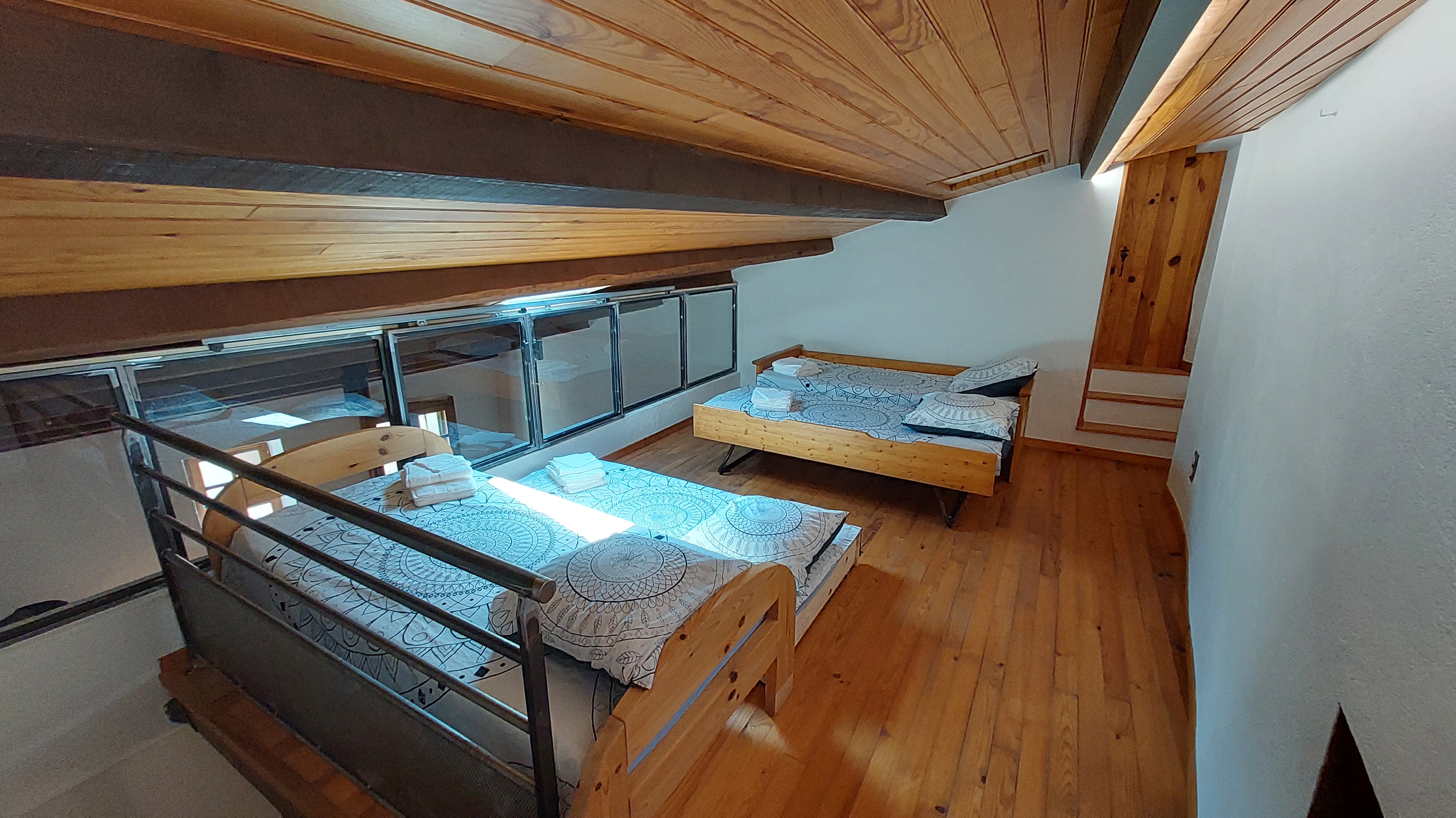 Photo de la chambre avec 4 lits simples en mezzanine