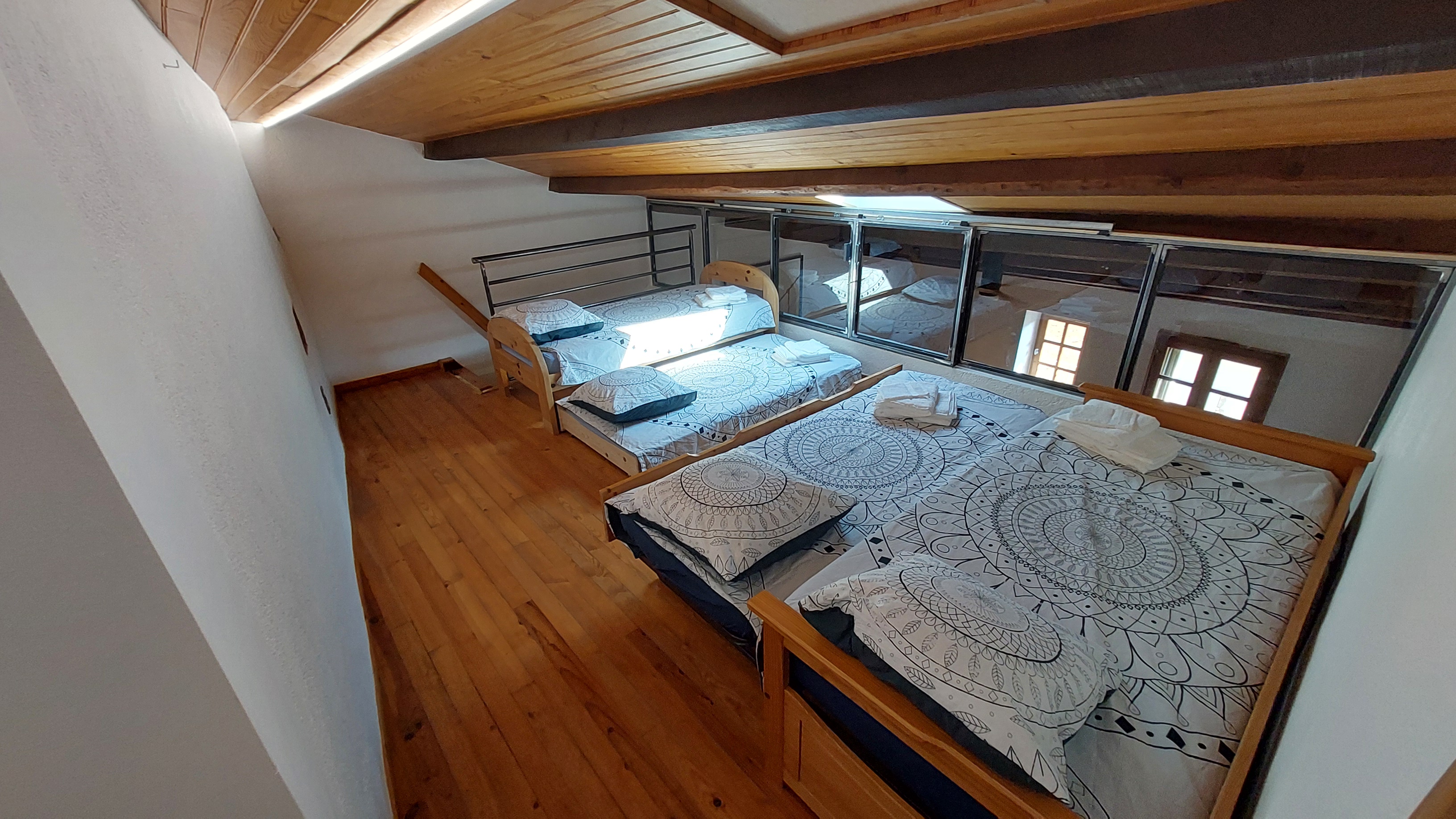 Photo de la chambre avec 4 lits simples en mezzanine