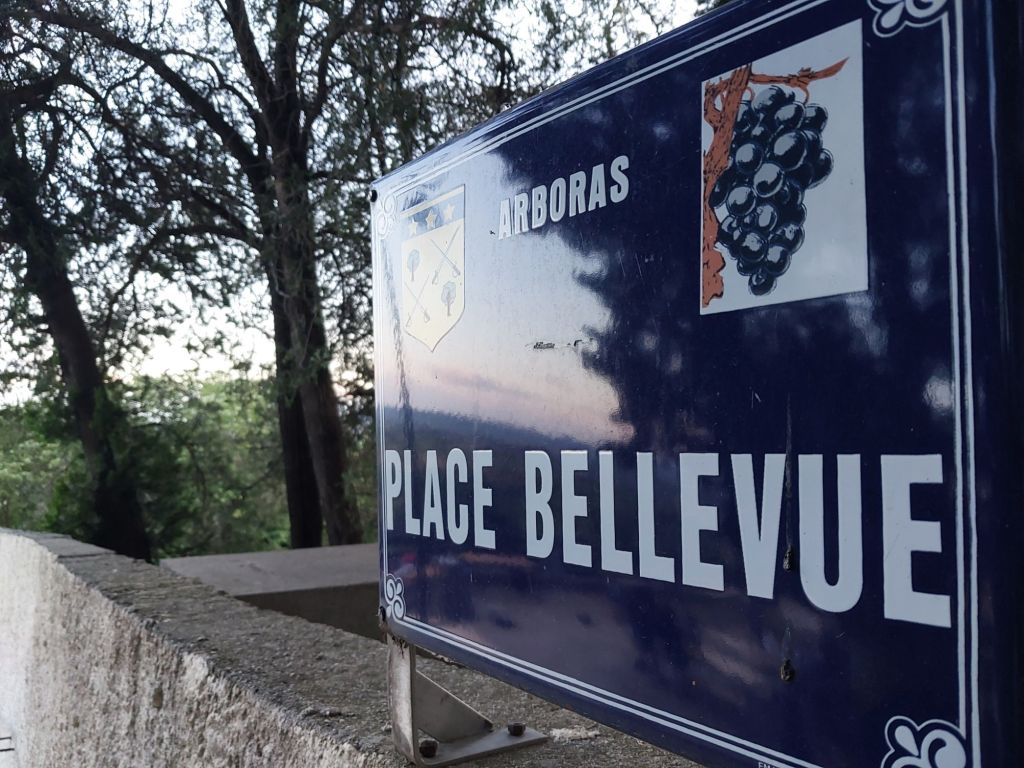 Place Bellevue à Arboras avec vue sur la vallée
Pas besoin d'extérieur, vous y êtes déjà et c'est convivial